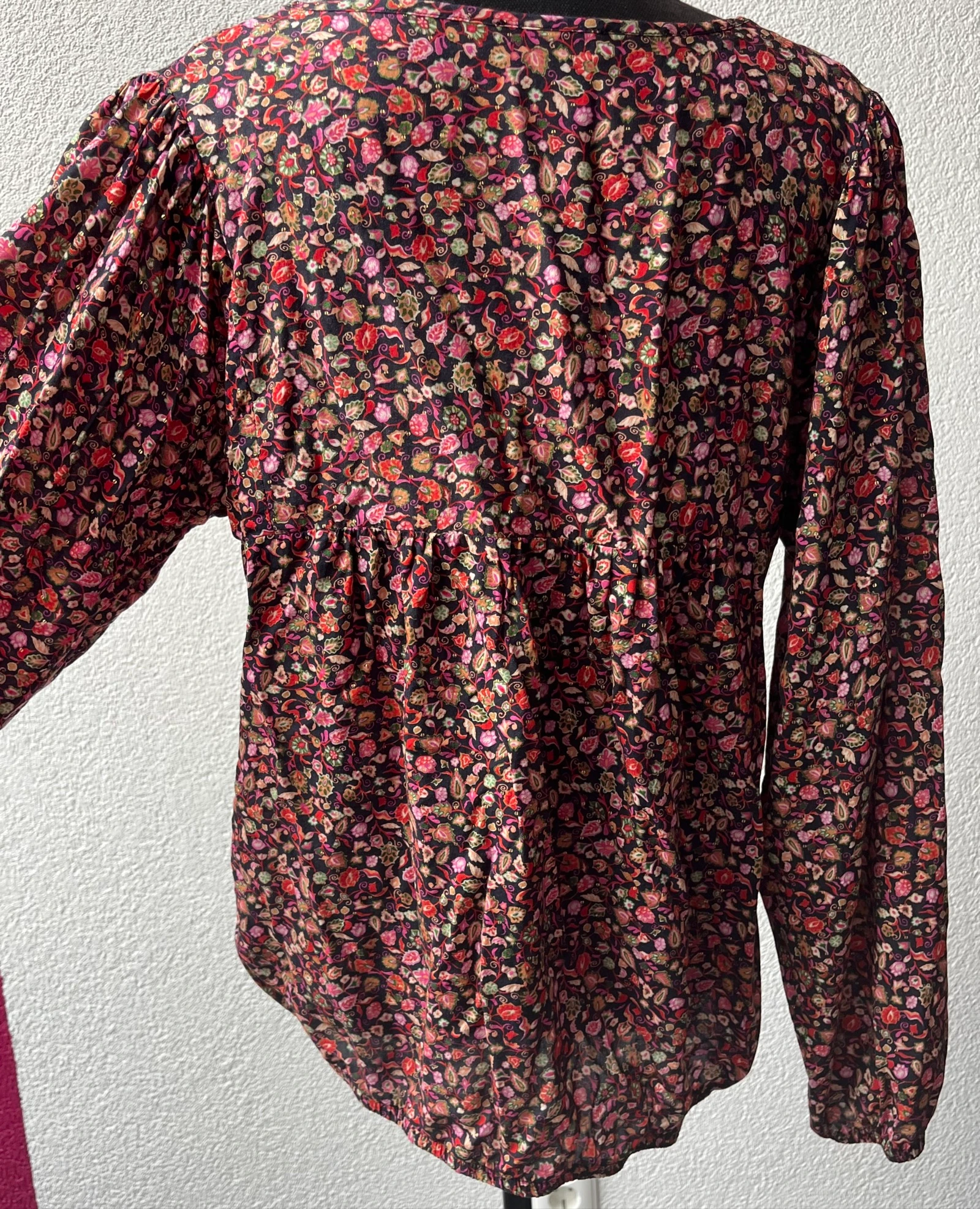🌺 𝒎𝒛 | Blusa Geisha com estampa floral e detalhes em dourado | tamanho L 40 | viscose lurex – photo 3